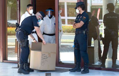 National Police control access to the Red Cross center in Málaga, following an outbreak of Covid-19.