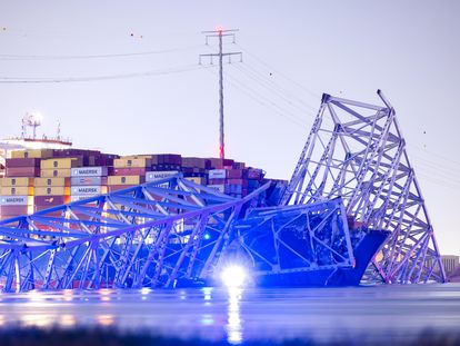 View of the Baltimore Bridge, in Maryland, after a container ship crashed into one of the pillars, this Tuesday.