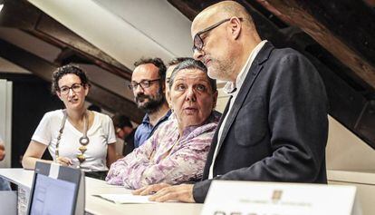 The deputies for Junts pel Sí, Marta Rovira and Lluís Corominas, (first and fourth from the left) and from CUP, Benet Salellas and Gabriela Serra at Catalan Parliament.