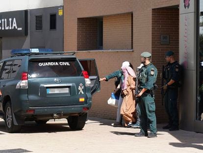 Spanish Civil Guard agents detain a woman accused of indoctrinating her children in jihadism last September in Vitoria.