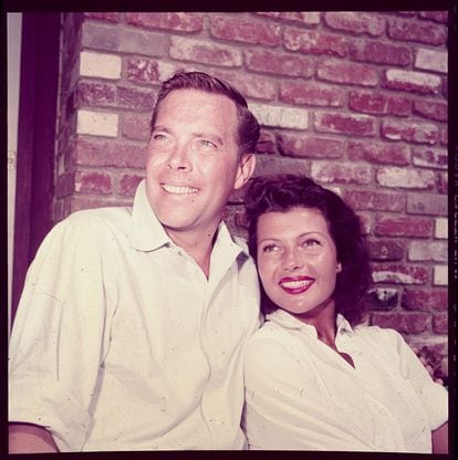 Two years later – with the actress already back in the United States – singer Dick Haymes fell in love with Hayworth, when he saw her at Columbia Pictures’ studios in Los Angeles. He invited her to eat and she – impressed by his spontaneity and courage – accepted. It was during lunch when she mentioned that she had to return to New York to attend a premiere. Haymes (hiding the fact that he was married) didn’t hesitate to accompany her. When they got into a limousine at the door of the Plaza Hotel in New York, a member of the paparazzi immortalized them. The image was what made Dick’s wife discover the infidelity.