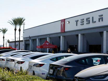 Cars sit on a lot at a Tesla showroom in Burbank, California, USA, 09 November 2023.