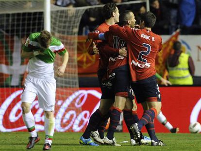 Osasuna&#039;s players celebrate their second goal next to Athletic Bilbao&#039;s forward Iker Muniain (l). 