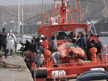 Rescued migrants arrive in Gran Canaria on August 2.
