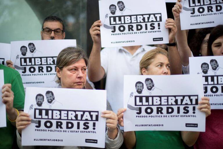 A protest in Barcelona calling for Sànchez and Cuixart to be released.