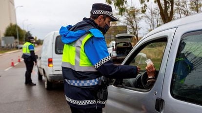 Police checks at the city limits of Aranda de Duero, a municipality under lockdown in Spain's Burgos province.