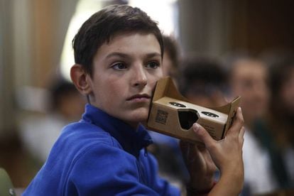 A student from the Cervantes Institute with virtual reality glasses.