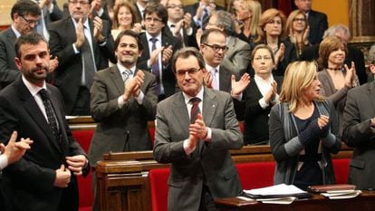 Premier Artur Mas (center) leads the applause in Catalonia&rsquo;s parliament after the sovereignty vote on Thursday.  