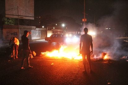 Street rioting in Maracaibo caused by food shortages and power cuts.