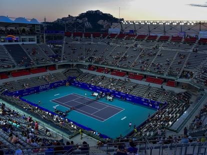 The semi-empty GNP Arena on the first day of the Acapulco Tennis Open on Monday.