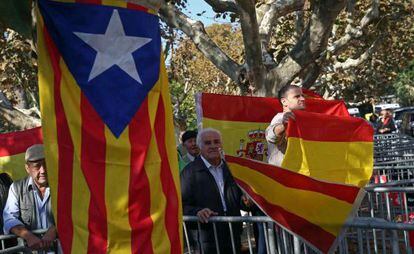 Supporters and detractors of independence protesting in front of the Catalan parliament on Monday.