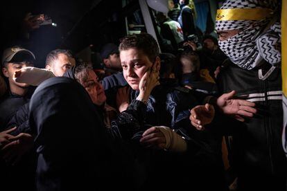 Mohamed Nizzal, an 18-year-old Palestinian, was released on Monday from an Israeli prison through the truce, with two broken fingers, as he told EL PAÍS.