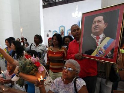 Venezuelan Embassy workers in Cuba hold a Mass for Ch&aacute;vez at a Havana church on Tuesday.