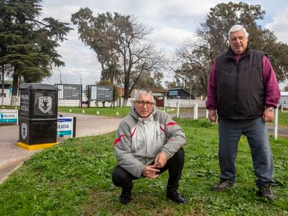Ricardo Righi and Gustavo Capra, in front of a military barracks that functioned as a clandestine detention center during the dictatorship, in Buenos Aires, on July 14, 2023.