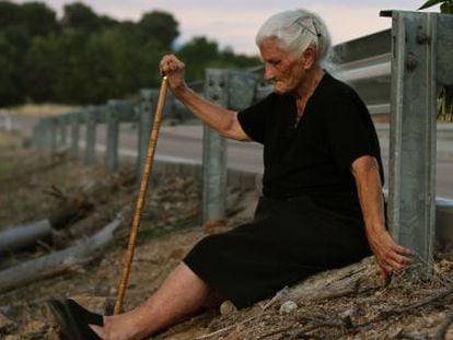 María Martín sits in front of her mother's grave in the documentary "The Silence of Others."