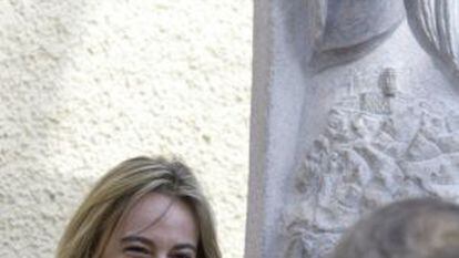 Sonia Castedo next to a sculpture created in her honor in Verdegás in 2008.