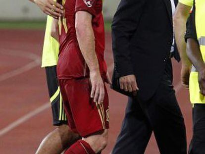 Spain&#039;s midfielder and captain Xabi Alonso (l) leaves the pitch after being injured during the FIFA 2014 World Cup friendly Equatorial Guinea vs Spain.