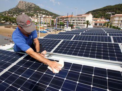 Shining up: the solar panels that supply the Club Na&ugrave;tic Estartit water sports center in Girona with electricity.