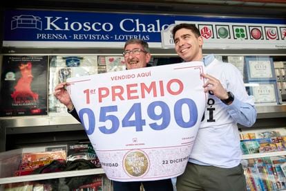 Francisco Bartolome (senior and junior) sold tickets for the first prize at Kiosko Chalo in Granada. 