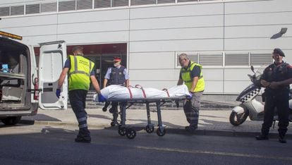 The body of Abdelouahab Taib is transported in Cornellà.