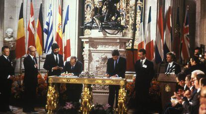 Signing ceremony on June 12, 1985, making Spain a member of the European Economic Community.