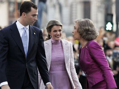Crown Prince Felipe, Princess Letizia and Queen Sofía chatting at a public event in Oviedo.