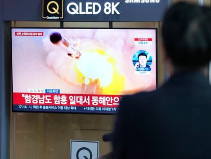 People watches a TV screen reporting North Korea's missile launch with file image during a news program at the Seoul Railway Station in Seoul, South Korea, Wednesday, March 22, 2023.