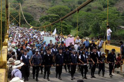 Hundreds of peasants in a demonstration in Bolombolo municipality, Antioquia.