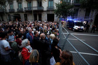 Hundreds or protesters gather outside the central government‘s delegate headquarters in Barcelona.