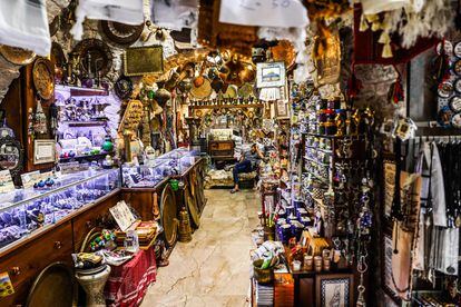 Una tienda de souvenires en la ciudad vieja de Jerusalén, desde que se inicio el conflicto, el turismo ha desaparecido en la ciudad.