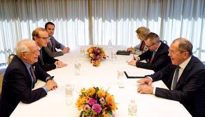Spanish acting Foreign Minister Josep Borrell (l) with Russia's Sergey Lavrov in Nagoya, Japan.