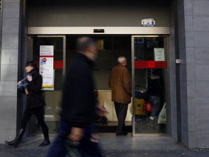 An unemployment office in the Madrid region.