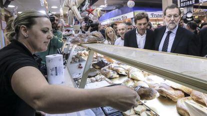 Prime Minister Mariano Rajoy visits a market in Palma de Mallorca on Wednesday.