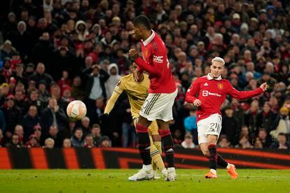 Antony shoots to score the winning goal in Manchester United's match against Barcelona in the Europa League.