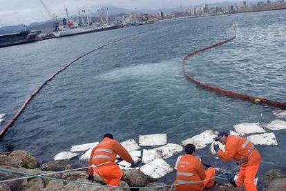 Work in 2006 to clear up a fuel spill in the port of Gandía, Valencia. Spain has cracked down on ships discharging waste in its waters.