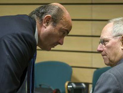 Luis de Guindos, Spain&#039; s economy minister (l), left speaks with Wolfgang Schaeuble Germany&#039; s finance minister in Brussels on Tuesday.