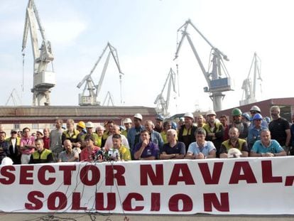Workers at the Sestao dockyard during a press conference before staging a sit-in to protest Brussels&#039; decision on tax breaks. 