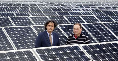 Association president Miguel &Aacute;ngel Mart&iacute;nez-Aroca (left) and Pedro Carri&oacute;n at the latter&#039;s solar plant in Jumilla (Murciacmcm). 