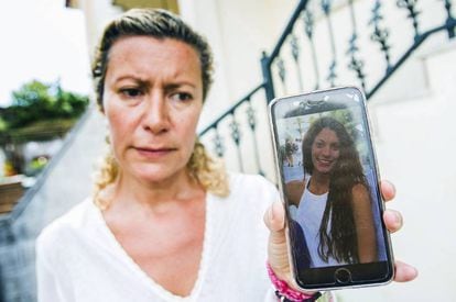 Diana Quer's mother shows a picture of the missing teen.