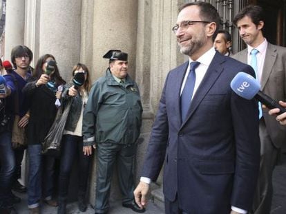 US Ambassador to Spain James Costos arrives on Monday morning at the Foreign Ministry&#039;s Santa Cruz Palace in Madrid.