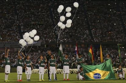 Children release balloons during the tribute to Chapecoense at Atanasio Girardot stadium in Medellín.
