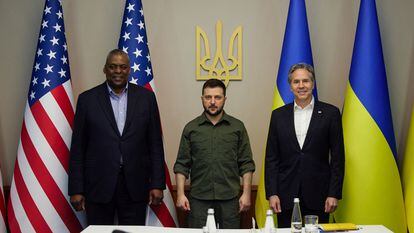 Ukraine's Volodímir Zelenskiy flanked by US Secretaries of Defense, Lloyd Austin, and of State, Antony Blinken, on April 24 in Kyiv.