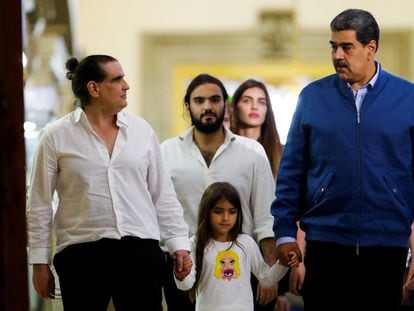 Alex Saab with his family and Venezuelan President Nicolás Maduro at the Miraflores Palace on Wednesday.