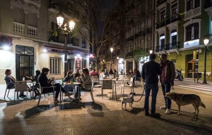 A sidewalk café in Valencia.