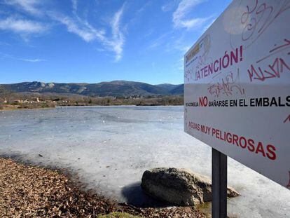 The reservoir in El Pontón (Segovia) is frozen over.