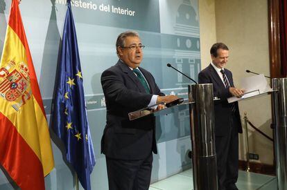 Interior Minister Juan Ignacio Zoido, left, and the head of the Spanish Federation of Municipalities and Provinces (FEMP), Abel Caballero at yesterday's press conference.