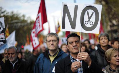 A protestor holds aloft a &quot;no cuts&quot; sign at Sunday&#039;s demonstrations in Barcelona.