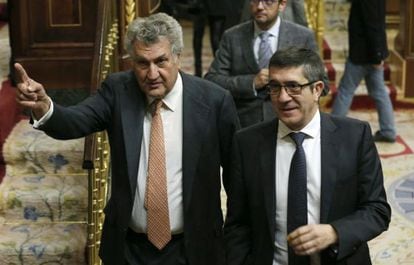New Congress speaker Patxi López (right), of the Socialist Party, is seen with his outgoing predecessor Jesús Posada of the Popular Party (PP).