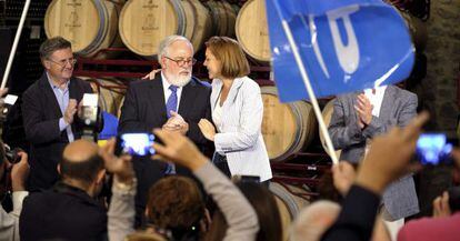 Miguel Arias Cañete talks with PP secretary general Maria Dolores de Cospedal during an event in Toledo.