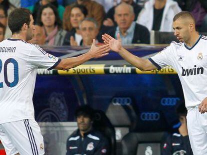 Gonzalo Higua&iacute;n (left) and Karim Benzema, two of La Liga&#039;s expensive foreign imports. 